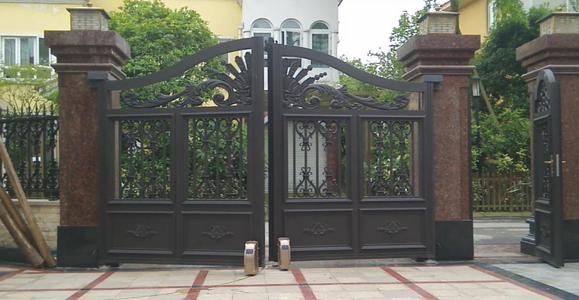 八字開(kāi)走地開(kāi)門(mén)機(jī)